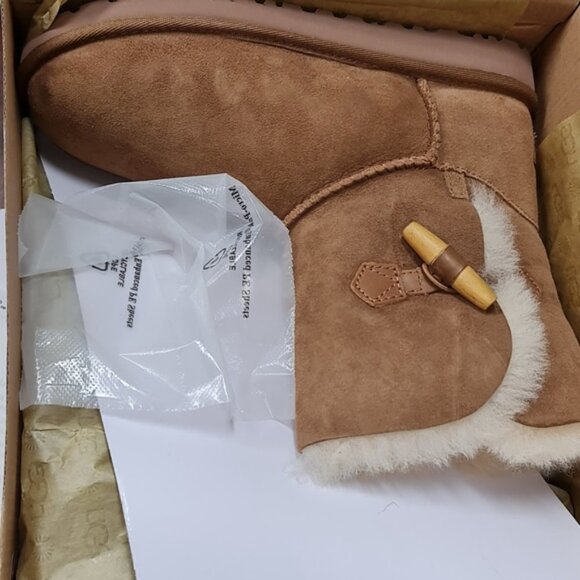 UGG Ebony Kids Short Boot - Picture 6 of 6